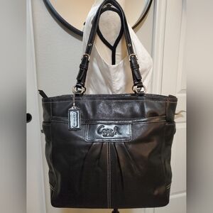 COACH GALLERY TOTE IN EXCELLENT USED CONDITION!